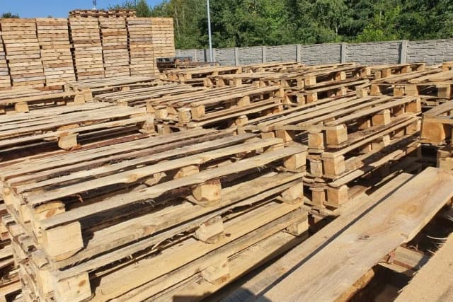 Gdzie wyrzucić paletę? Sprawdź, jak uniknąć problemów z utylizacją odpadów